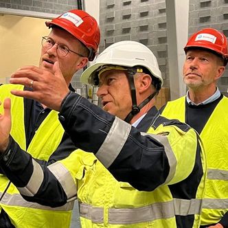 Konsernsjef Christian Rynning-Tønnesen viser fram det eksisterende Mauranger kraftverk til Olje- og energimiinister Terje Aasland (til høyre) og kommunikasjonssjef Arvid Samland i Olje- og energidepartementet. Foto:  Stakraft