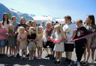 – Hver gang jeg åpner tunnel i Stryn er det fantastisk flott vær, fleipet fylkesordføreren, som i løpet av tre måneder har åpnet to fylkesveitunneler i Stryn, Blaksettunnelen og Flotunnelen. Foto:  Heidi Ravnestad/Vestland fylkeskommune