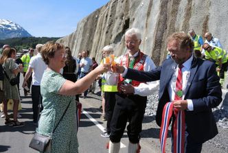 Fylkesordfører Jon Askeland, avdelingsdirektør Dina Lefdal og ordfører i Stryn, Per Atle Kjøllesdal, skåler i lokal epledrikk. Foto:  Heidi Ravnestad/Vestland fylkeskommune