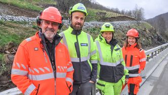 F.v. prosjektleder i Statens vegvesen, Bjørn Kåre Ifarnes, anleggsleder i Hæhre Espen Solbakken, kvalitetsrådgiver Live Sunniva Gladheim i Hæhre og kontrollingeniør Tine Sørbye i Statens vegvesen. Foto: Kjell Wold, Statens vegvesen