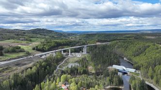 Statens vegvesen har bygd ny E16 i Jevnaker og inn i Ringerike på budsjett. 7. juli åpner samferdselsminister Jon-Ivar Nygård Randselva bru for trafikk. Brua er nærmeste nabo til the Twist, en annen bru som vekker internasjonal interesse. Foto: Ståle Savland/Statens vegvesen