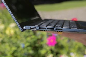 På venstre side er det kun en USB-port og vifteutganger. Foto: Oskar Hope-Paulsrud