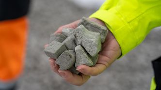 Glasopor er produsert av 100 prosent resirkulert emballasjeglass fra husholdninger i hele Norge. Det er markedets letteste og mest miljøvennlige lettfylling. Glasopor er lett, stabilt, drenerende, isolerende og kostnadseffektivt, og gjør det lettere å bygge under tøffe forhold og et klima i endring. Foto: TUM Studio