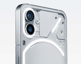 Phone (1) har ett vanlig og ett vidvinkelkamera. Begge er 50 megapiksel, men vidvinkelkameraet har en noe billigere sensor enn hovedkameraet. Foto: Nothing