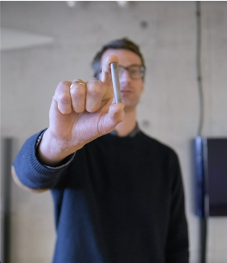 Harald Malerød-Fjeld med en elektrokjemisk celle som er kjernen i den nye teknologien som både lager hydrogen og fanger CO2. Foto: Daniel Clark, CoorsTek Membrane Sciences