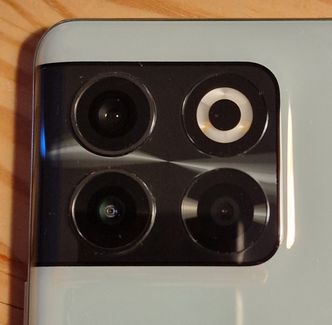 Kameraer: Ett brukbart kamera, ett middels og ett OnePlus kunne spart seg om det ikke var for at denne skulle likne på storebror. Foto: Odd Richard Valmot