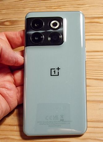 Pen: OnePlus skal ha for designene. At de bruker plast på baksiden, gjør ingenting. En færre ting som kan knuses. Foto: Odd Richard Valmot