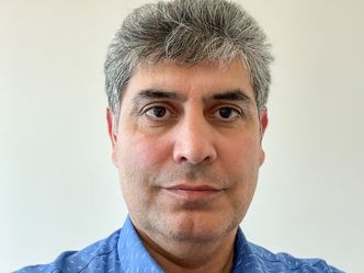 Hovedutfordringen ved silisiumproduksjon er miljøspørsmål og utslipp, sier førsteamanuensis Jafar Safarian ved Institutt for materialteknologi på NTNU. Foto:  Privat