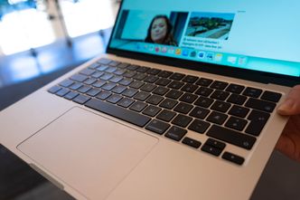 Apples tastatur og pekeplate er blant de beste på markedet. Selskapet har valgt å la pekeplaten få mye plass. Foto: Oskar Hope-Paulsrud