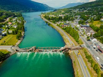 Dronebilde av Tretten bru over Lågen i Gudbrandsdalen etter at den kollapset. Foto: Stian Lysberg Solum/NTB