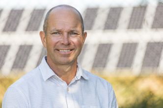 Ola Johansson er fagansvarlig og FoU-ansvarlig i Solcellespesialisten. Her utenfor <a href="https://www.tu.no/deltav/solceller/annonse-norges-forste-bakkemonterte-solcellepark-gjor-avfallsselskapet-til-pionerer-pa-solstrom/511236" rel="nofollow">solcelleparken til ROAF på Romerike</a>. Foto: TUM Studio