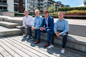 Accentures prosjektleder Lars Nydal Johansen sammen med NTNU-studentene Ole-Christian Bjerkeset, Peter Nikolai Sundgaard og André Egeli. Foto: TUM Studio