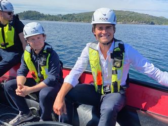 André Egeli og Peter Nikolai Sundgaard under et besøk på et av Lerøys oppdrettsanlegg. Foto: privat