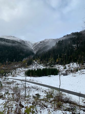 Heggtveitjuvet omkranses av Rautefjell på 1360 meter og Grasnuten på 1254 meter, som gir snømassene en fart på 40 meter sekundet ned fjellsidene.