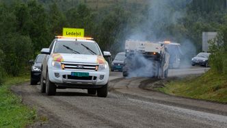 Flere kilometer veg på Senja freses i disse dager opp for nyasfaltering. Foto: Erik Jenssen
