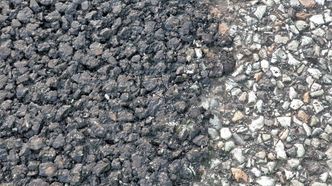 Asfalten har en grov makrostruktur som gir høy friksjon også i regnvær. Foto:  NCC