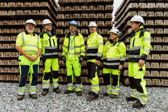 Tett samhandling: Her er noen av de som har jobbet med det innovative jernbaneprosjektet. Fra venstre Kaare Midttun, Marius Ertshus Mathisen, Eivind Farestveit Larsen (Bane NOR), Andreas Ovedal, Stine Erstad Hestetræet og Jon Eivind Abrahamsen. Foto: Nils-Roe Fjørtoft
