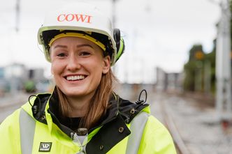 Søker kolleger: COWI søker nå en rekke nye kolleger som vil jobbe med jernbane – både erfarne og mindre erfarne. Stine Erstad Hestetræet har jobbet med VA-løsninger på Nygårdstangen-Bergen-Fløen. Foto: Nils-Roe Fjørtoft