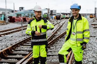 Prosjektleder fra COWI, Marius Ertshus Mathisen, befarer prosjektet sammen med prosjektsjef i Bane NOR, Eivind Farestveit Larsen. Foto: Nils-Roe Fjørtoft