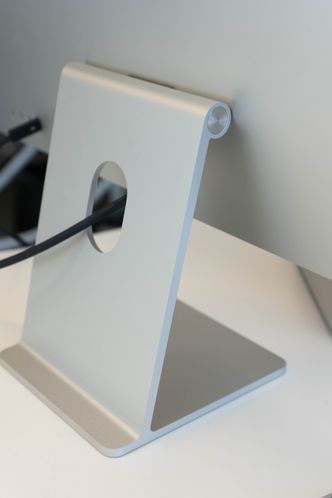 Det billigste stativet til Apple Studio Display kan kun endre vinkelen på skjermen Foto: Oskar Hope-Paulsrud