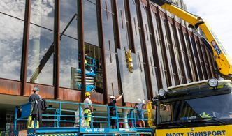 Grieghallen i Bergen får helt nye fasadeglass. Her fra utskiftningen av ruter i sommer.