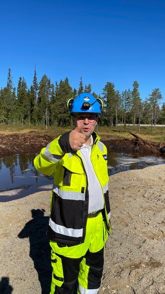Prosjektleder Bernt-Jøran Reinholtsen i LNS AS og deres entreprenører høster viktig erfaring for mer miljøvennlig bygging over myr. Foto: Knut Haarvik, Statens vegvesen