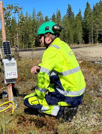 Bjørn Kristian Bache fra Norges Geotekniske Institutt sjekker en vanntrykksmåler på Kringelmomyra. Den kan han løpende lese av fra sitt kontor i Trondheim. Foto: Knut Haarvik, Statens vegvesen