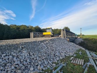 Statens vegvesen fjerner den midlertidige brua over Moumbekken. Ny informasjon og strengere krav til stabilitet etter Gjerdrumsulykken gjør at veifyllingene inn mot brua samtidig blir massutskiftet for å få bedre stabilitet. Foto:  Statens vegvesen