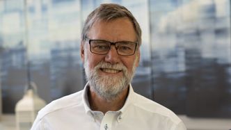 – Hos NOV i Norge har ingeniørene tenkt ut en ny, smart måte å redusere energiforbruk på, hvor HYDAC har fått bidra med produksjon av akkumulatormodulene som benyttes, sier Peter Sederholm, som er salgsingeniør hos HYDAC. Foto: TUM Studio