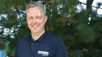 Sjefen til Pauline, Kent-Åge Solem, var selv med i rekrutteringsprosessen hennes. Her deler han sine beste tips til nyutdannede jobbsøkere. Foto: DNV