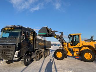 Tømmeskuffa kommer nå i an variant med kapasitet på cirka 6000 liter. Foto: Øveraasen