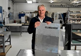 Kai Haakon Dahl i Glava Isolasjon er kursansvarlig, og sørger for at alle som skal montere Climaver har fått grundig opplæring. Foto:  Trude Nergaard