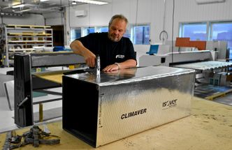 Montør Roar Knudsen lager skreddersydde Climaver-kanaler på noen få minutter. Foto:  Trude Nergaard