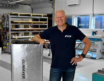 Ola Nygård i Fosen Ventilasjon trekker frem lav vekt og stor grad av fleksibilitet som noe av det som har gjort Climaver populært blant montørene. Foto:  Trude Nergaard