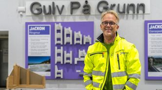 – Risikoen med den tradisjonelle metoden er innkapsling av fukt, noe som elimineres ved den nye anbefalte løsningen, sier Eivind Olsen, som er utviklingssjef i Bewi. Foto: TUM Studio