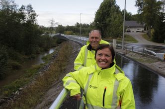 Byggeleder Stine Ingvill Thonhaugen (foran) og kontrollingeniør Kjell Erik Sand ved nye Skattum gangbru over Lognselva. Foto:   Bjørn Olav Amundsen
