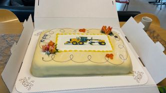 I midten av september var det overlevering av den nye maskinen til Vefsn kommune, selvefølgelig feiret med bløtkake! Foto:  Jan Ove Laugerud
