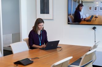 Møteromsutstyr og bærbare PC-er med HP Presence integrerer alle sømløst i møtet, uansett om de er på kontoret eller sitter et annet sted. Foto:  NEW Productions AS