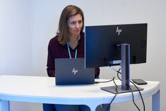 En ekstern skjerm øker effektiviteten når man skal jobbe konsentrert, enten man er på stillerommet eller hjemmekontoret. Foto:  NEW Productions AS