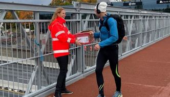 Nabokontakt Therese Grøttumsbråten bød på ferske boller til de første som tok gang- og sykkelbrua i bruk. Foto: Dagrunn Husum