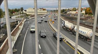 Utsikt over E18-trafikken fra den nye, midlertidige gang- og sykkelbrua. Foto: Dagrunn Husum