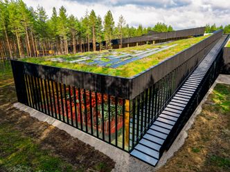 – At solcellepanelene er spredt på denne måten er ingen ulempe, men det gjør planleggingen litt mer utfordrende med hensyn til kabling og konfigurasjon, sier Siri Øwrewall i Solcellespesialisten. Foto:  TUM Studio