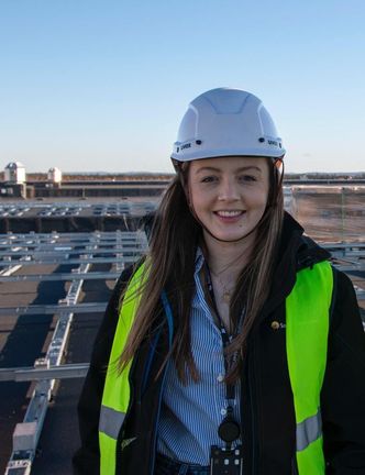 – Det er et veldig spesielt bygg, og et veldig spennende prosjekt å jobbe med, sier Siri Øvrewall i Solcellespesialisten.