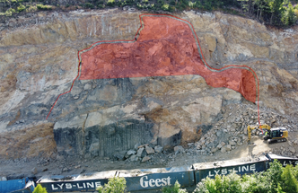 Markeringen viser hvilken del av fjellsiden som sikres. Bildet er tatt 29. juli i år. Foto: Jone Strømsvåg/Agder fylkeskommune