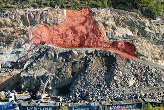 Samme markering som på forrige bilde. Dette bildet er tatt 3. oktober. Det skraverte området øverst er sikret, nå arbeides det i området under. Foto: Jone Strømsvåg/Agder fylkeskommune
