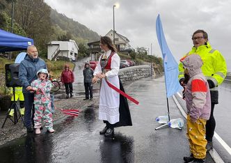 På Brandsøy åpnet ordfører i Kinn, Ola Teigen, fylkesvaraordfører Natalia Golis og avdelingsdirektør infrastruktur og vei, Dina Lefdal, veien sammen med Tiril og Alexandra, som er naboer til den nye gang- og sykkelveien. Foto:  Heidi Ravnestad/Vestland fylkeskommune