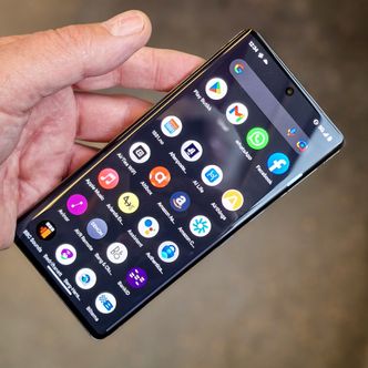 Stor: Google Pixel 7 Pro har en svær 6,7 tommer skjerm med 1440 x 3120 piksler oppløsning, Og selvfølgelig opptil 120 Hz oppfrisking. Google har hatt Always On skjerm i tre år. Den Apple nå introduserte i sine Pro-modeller. Foto: Odd Richard Valmot