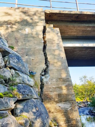 Skremmende sprekker på brukarene på Vuolmmašjohka bru. Foto:  Frank Josefsen