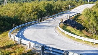 Dagens korte bru skal erstattes med en lengre bru hvor også veien legges om på en strekning på to kilometer. Foto:  Frank Josefsen