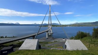 Bruas to bærekabler har en lengde på er 1621 meter. De er nesten en halv meter tykk og veier 2000 tonn hver. De er beregnet til å holde mange ganger bruas vekt. Hver bærekabel består av et førtitalls mindre delkabler som festes inne i de fire forankringskamrene på land. Foto:  Knut Haarvik/Statens vegvesen